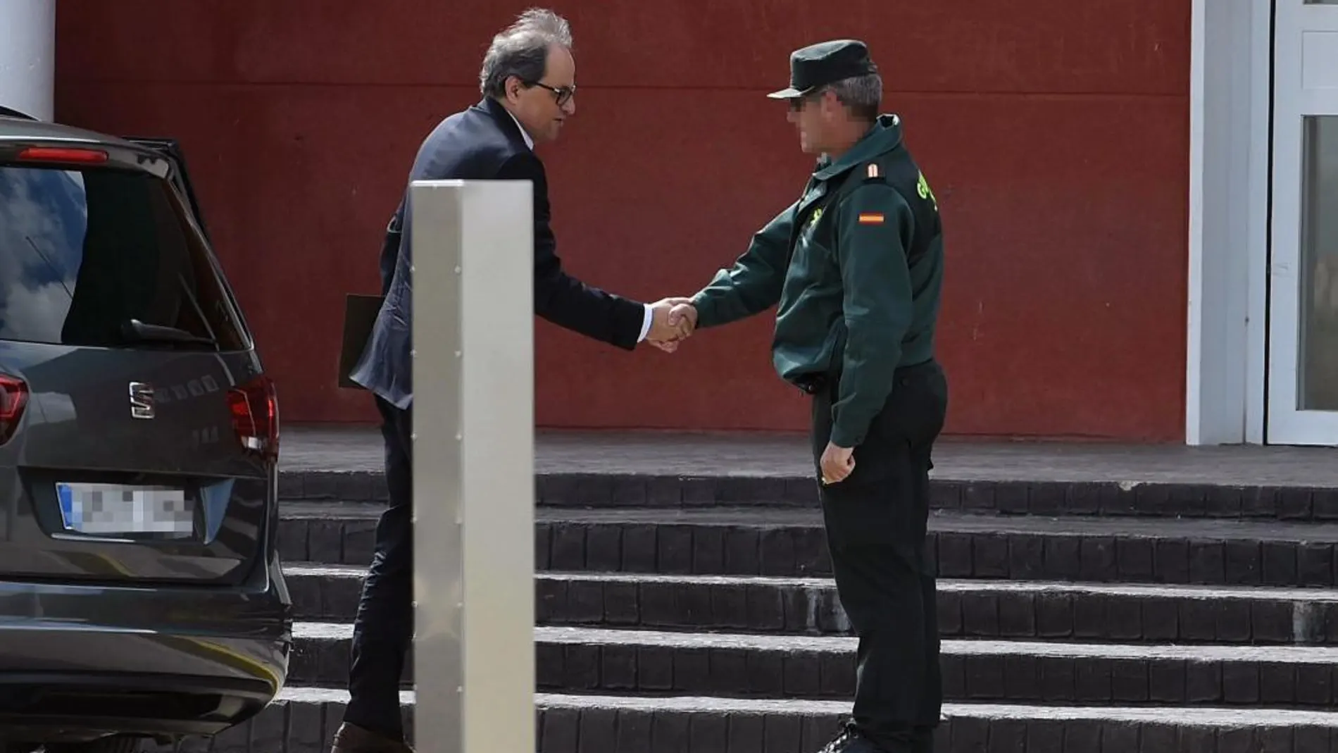 Quim Torra saluda a un guardia civil a su llegada hoy a la cárcel madrileña de Estremera/Efe