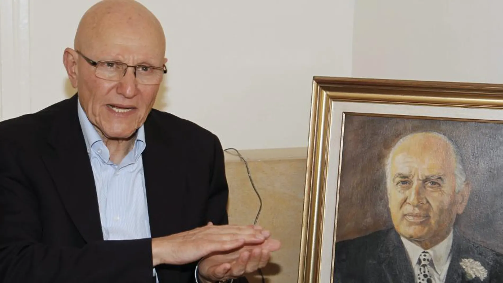 El diputado libanés Tammam Salam, sentado al lado de una foto de su padre, el exprimer ministro Saeb Salam