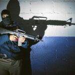Un miembro de una mara, fuertemente armado, que aparece en el reportaje de hoy