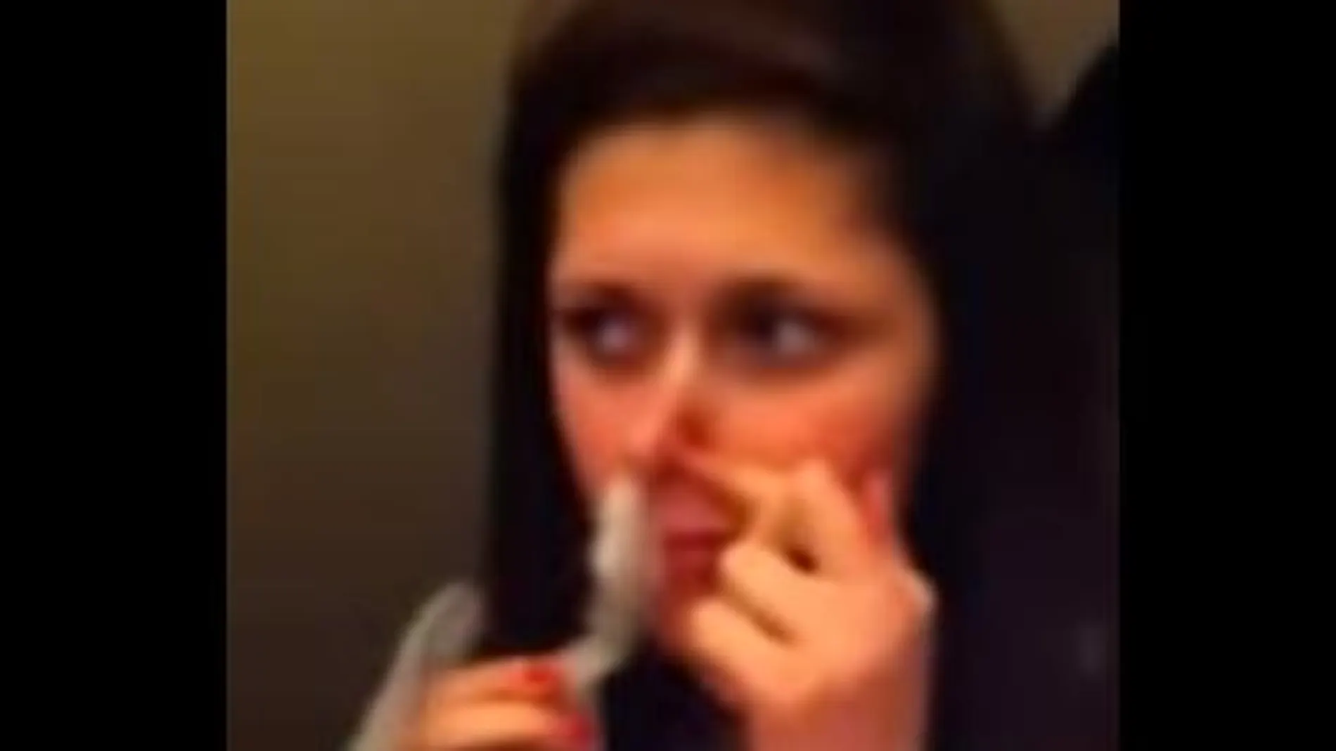 Una joven inhalando un condón. Captura de pantalla.
