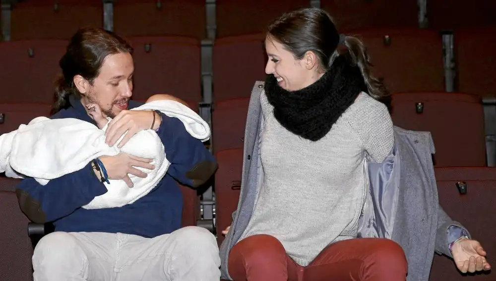 En la imagen, Pablo Iglesias e Irene Montero, con el bebé de Carolina Bescansa, antes de ser padres.