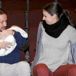 En la imagen, Pablo Iglesias e Irene Montero, con el bebé de Carolina Bescansa, antes de ser padres.