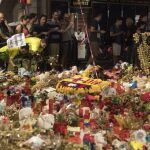 Ofrendas que centenares de ciudadanos dejaron en Las Ramblas, en homenaje a las víctimas de los atentados de Barcelona. EFE/Marta Pérez.