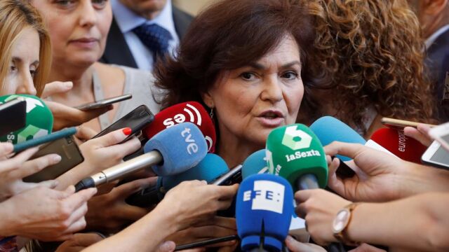 La vicepresidenta del Gobierno, Carmen Calvo, contesta a las preguntas de los periodistas. EFE/Juan Carlos Hidalgo.