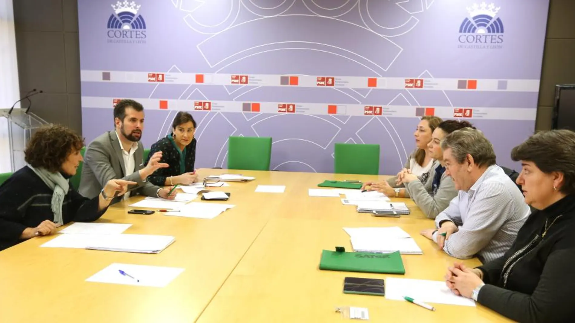 El secretario general del PSOE en Castilla y León, Luis Tudanca, durante la reunión mantenida, junto con miembros de su partido, con representantes del sindicato Satse