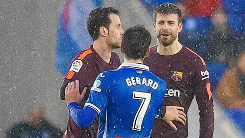 Piqué fue el centro de atención durante el derbi barcelonés y se vio envuelto en polémicas