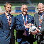 Rubiales, presidente de la Federación, acompañado por Aleksander Ceferin, presidente de la UEFA, y Gianni Infantino, presidente de la FIFA