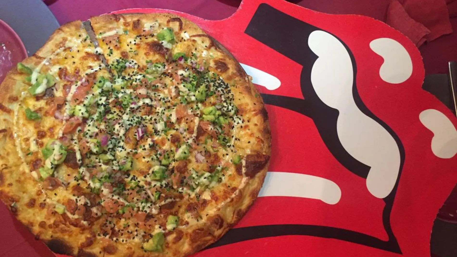 Pizza Rolling Stones la más reverenciada. Se verifican todos los augurios gustativos a golpe de “Satisfaction”.