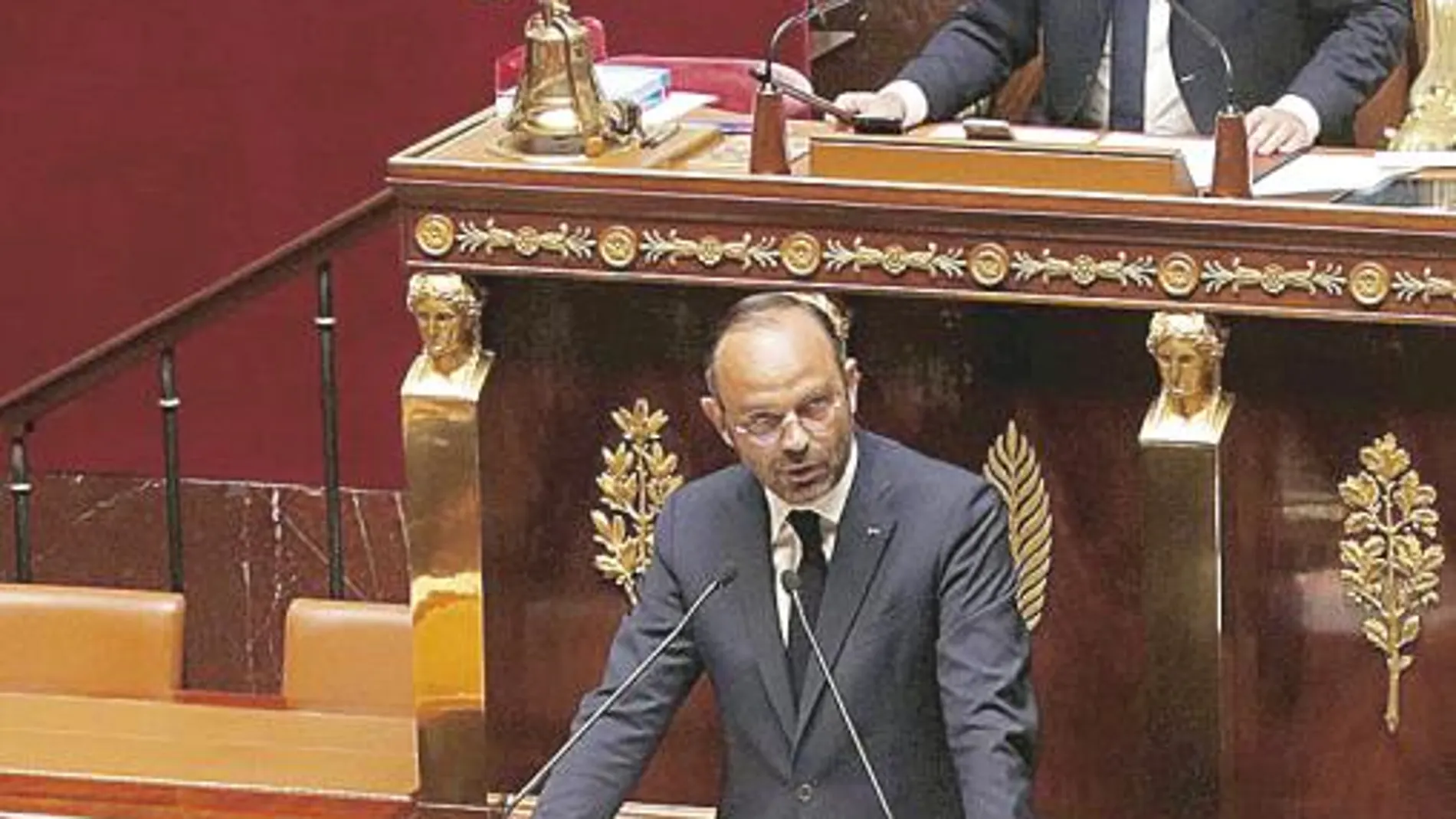El primer ministro, Edouard Philippe, durante su discurso antes de la votación contra el Gobierno, ayer, en la Asamblea Nacional en París