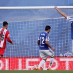 El jugador de la Real Sociedad, Januzaj, celebra un gol ante el Girona durante el partido de la jornada 31 de la Liga Santander de fútbol