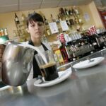 La hostelería es uno de los sectores con salarios más bajos / Foto: MANUEL OLMEDO