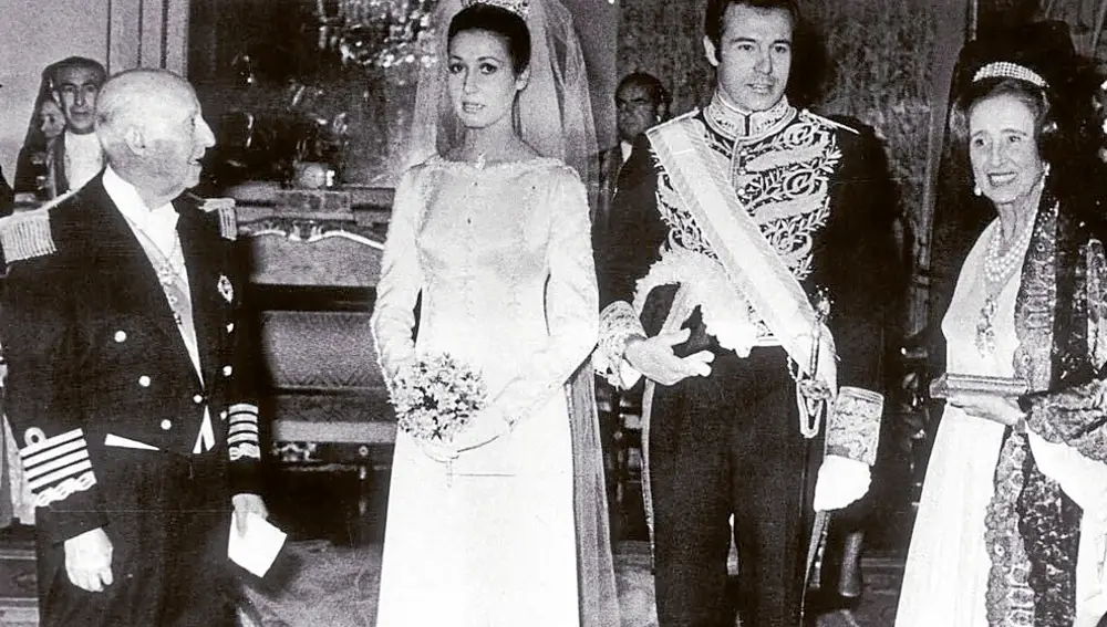 Carmen junto a sus padres, Carmen y Cristóbal Martínez-Bordiú, el día de su boda con Alfonso de Borbón