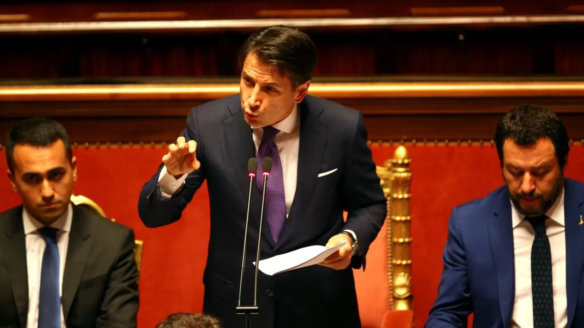 El primer ministro italiano, Giuseppe Conte, junto al ministro de Interior, Matteo Salvini, y el ministro de Trabajo e Industria, Luigi Di Maio, en su discurso de investidura ante el Senado / Foto: Reuters