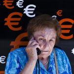 Una anciana hablando por el móvil, en una imagen de archivo / Reuters