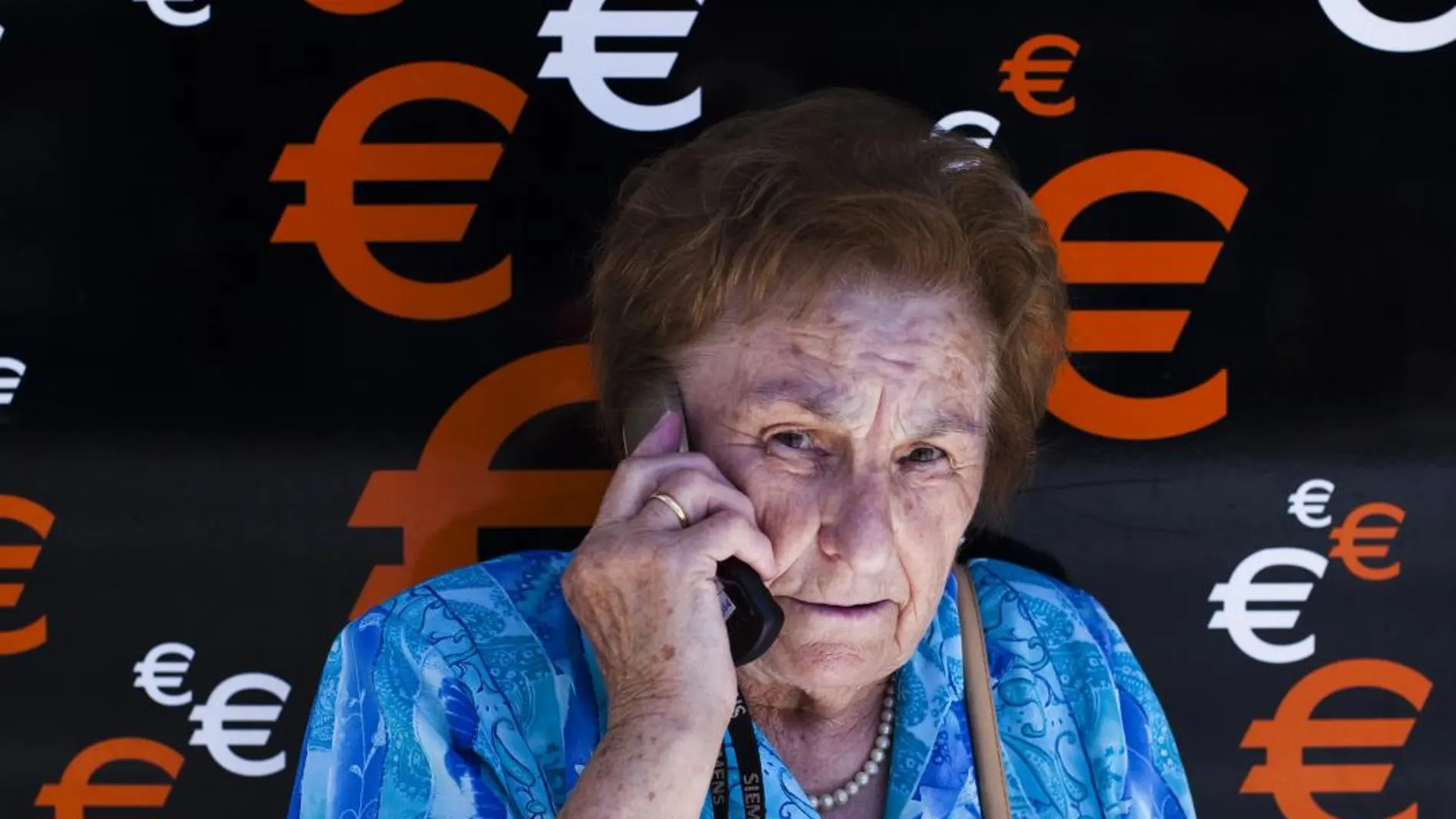 Una anciana hablando por el móvil, en una imagen de archivo / Reuters