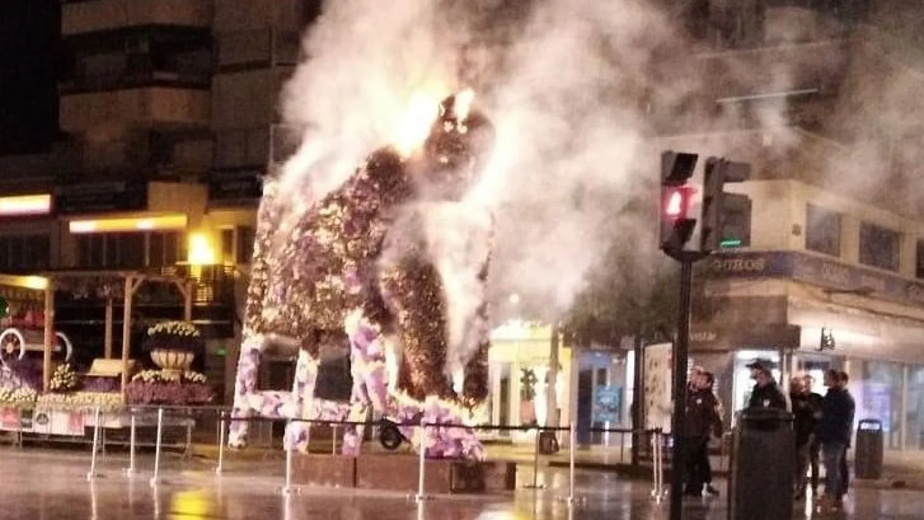 Imagen del monumento floral que representaba a la mujer murciana después de que un joven de 23 años le prendiera fuego con un mechero