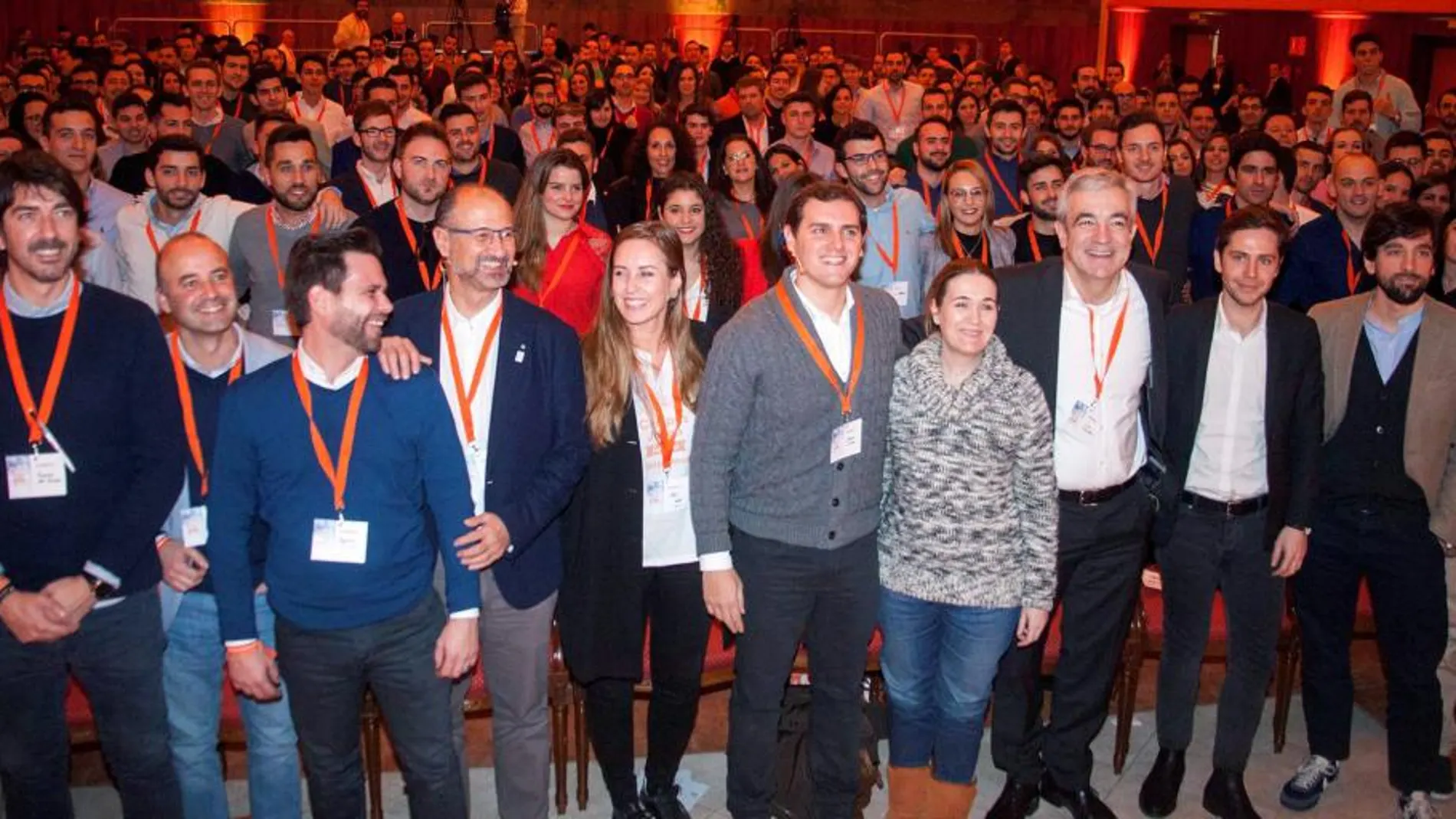 Foto de familia de Albert Rivera, Luis Fuentes y Luis Garicano con los jóvenes participantes en el Campus de Invierno de la capital salmantina