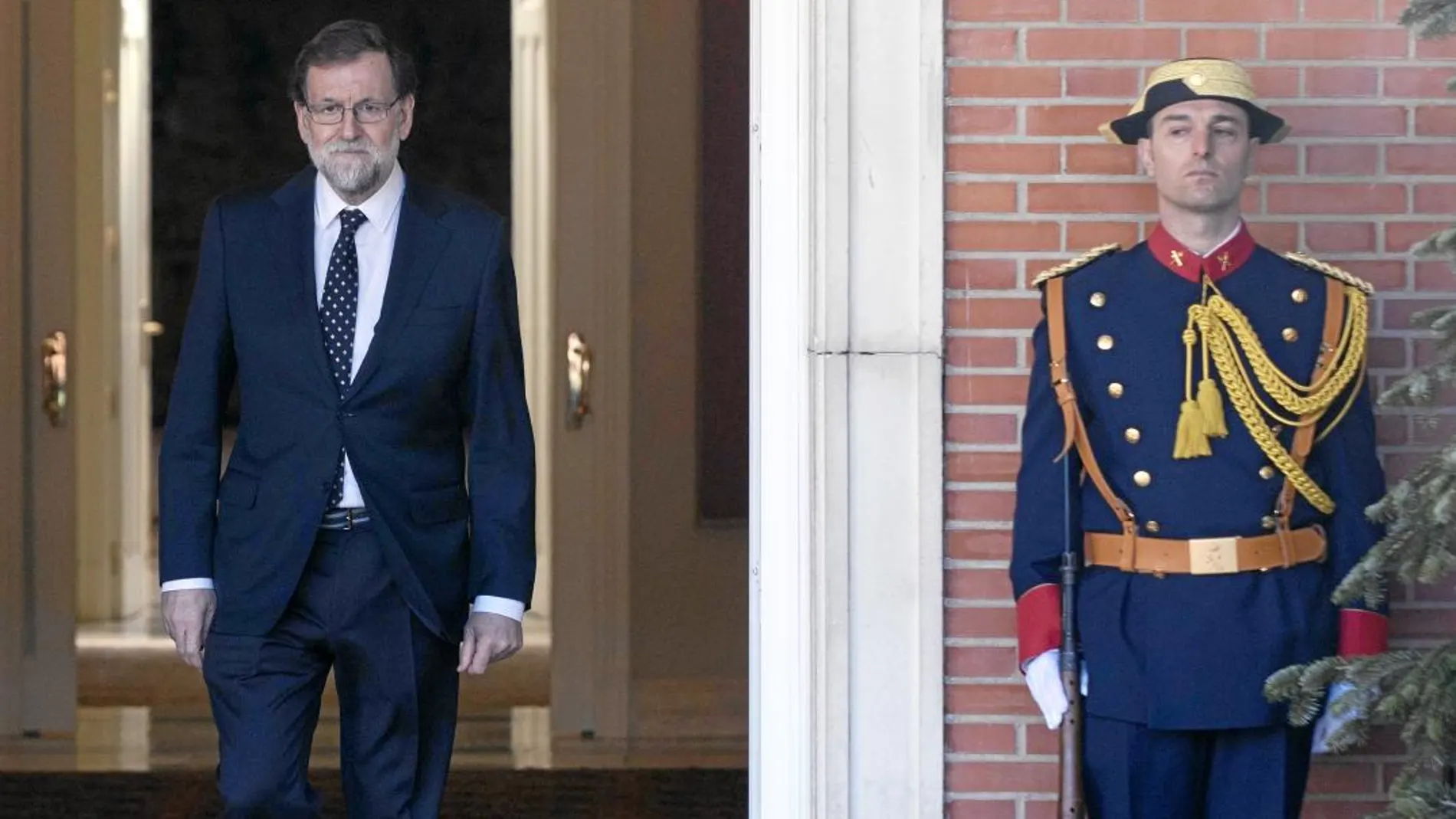 El presidente del Gobierno espera ayer en Moncloa la llegada del primer ministro de Portugal, Antonio Costa
