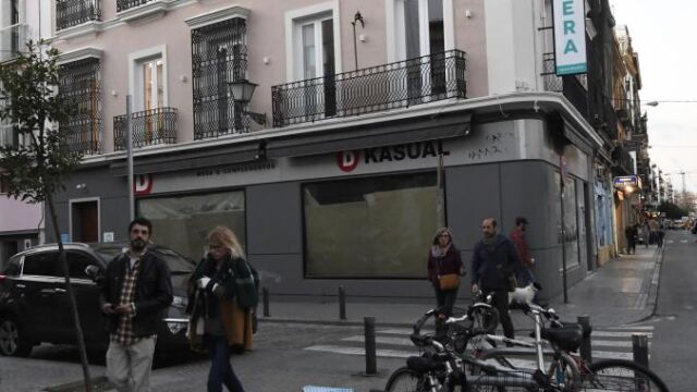 En el casco histórico de capitales como Málaga, Granada y Sevilla (en la imagen) continúa la apuesta por el alquiler turístico frente al residencial