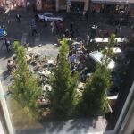 El camión ha arrollado a las personas que se encontraban en las terrazas
