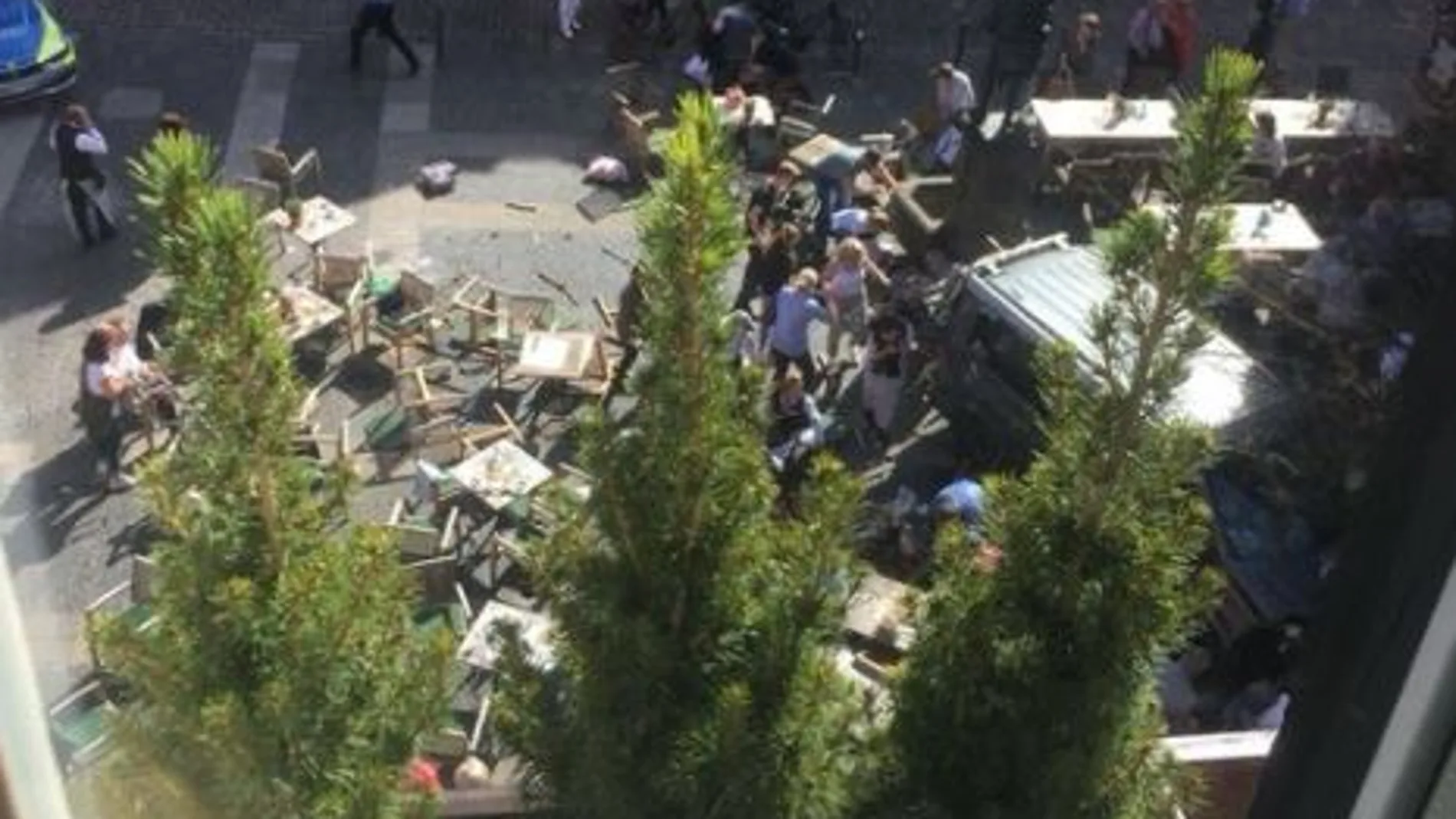 El camión ha arrollado a las personas que se encontraban en las terrazas
