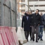 El líder del PP andaluz, Juanma Moreno, durante su visita a las obras del metro de Málaga