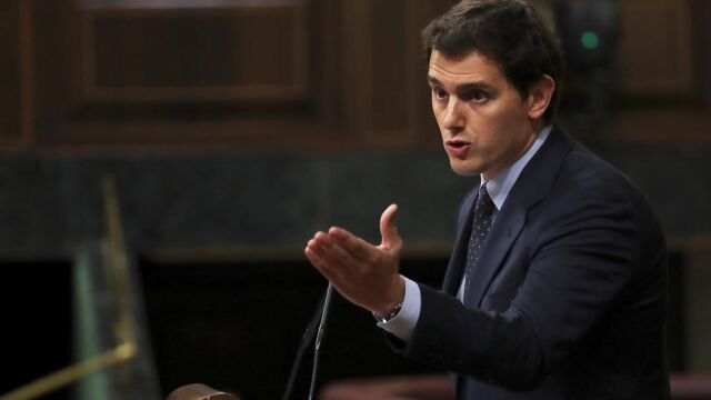 El líder de Ciudadanos, Albert Rivera, durante su intervención en el debate de la moción de censura presentada por el PSOE contra el presidente del Gobierno, Mariano Rajoy, esta tarde en el Congreso de los Diputados / Foto: Efe