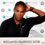 La tenista estadounidense Serena Williams atiende una rueda de prensa tras abandonar un partido, frente a la rusa Maria Sharapova, durante el torneo de Roland Garros / Foto: Efe