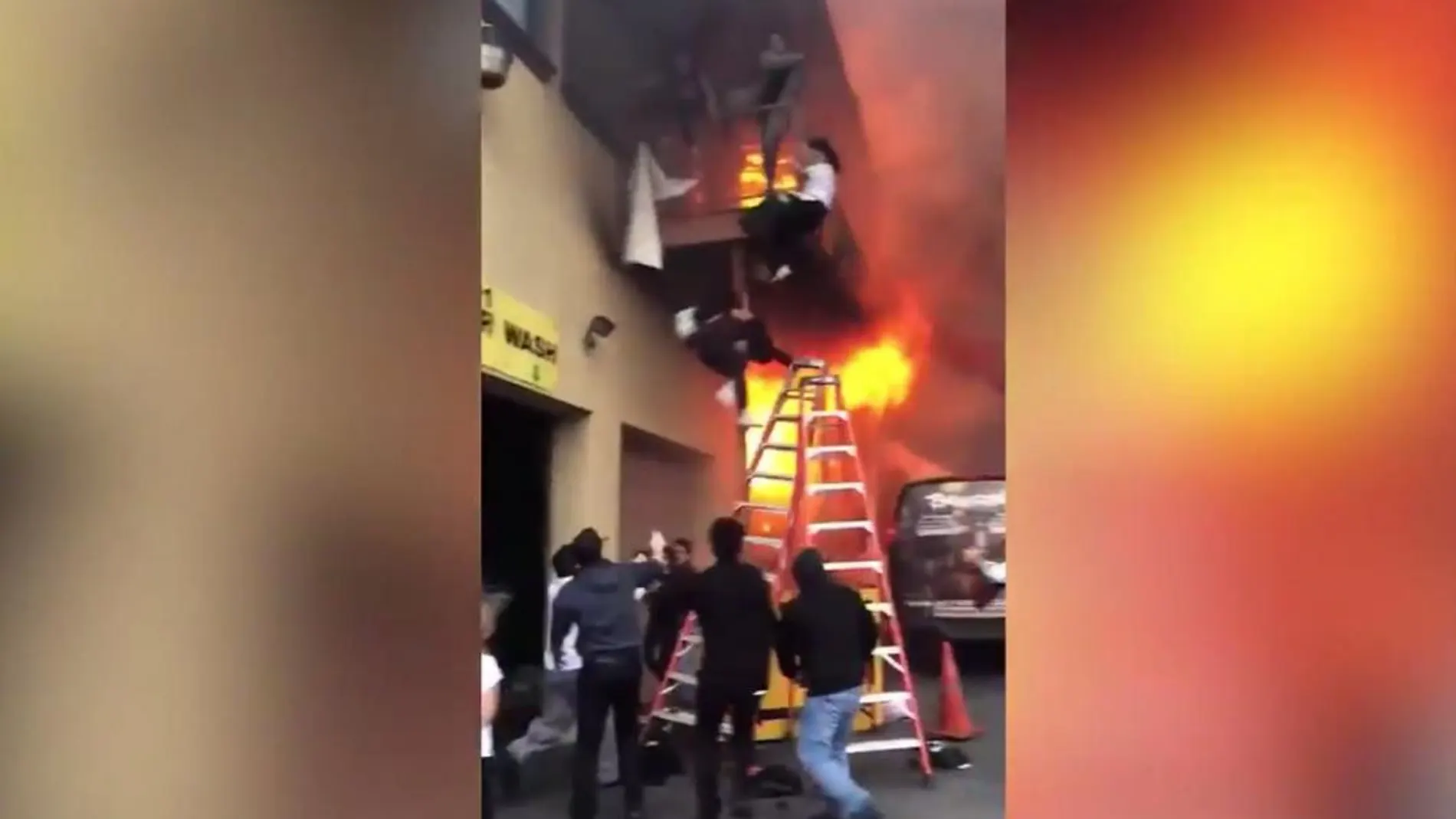 Momento en el que varios alumnos se descuelgan por el balcón y acaban saltando al vacío