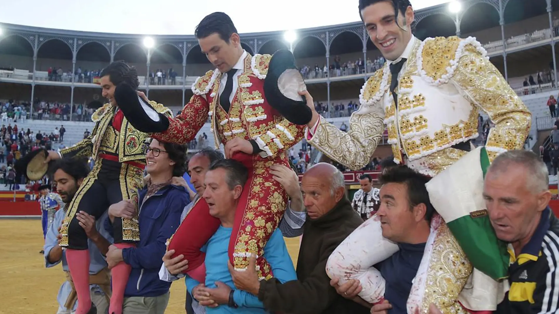 Los diestros (i-d) Morante de la Puebla, José María Manzanares y Alejandro Talavante salen a hombros tras la cuarta corrida de toros de la feria del Corpus de Granada / Efe