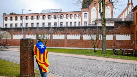 Un independentista protesta a las puertas de la prisión de Neumünster, en Alemania