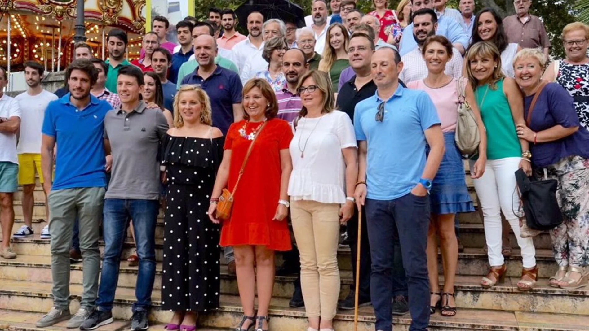 La presidenta del PPCV, Isabel Bonig, visitó ayer la tradicional feria de Xàtiva, donde cuestionó la actuación de la Generalitat con respecto al incendio en Llutxent que arrasó más de 3.200 hectáreas la semana pasada/La Razón