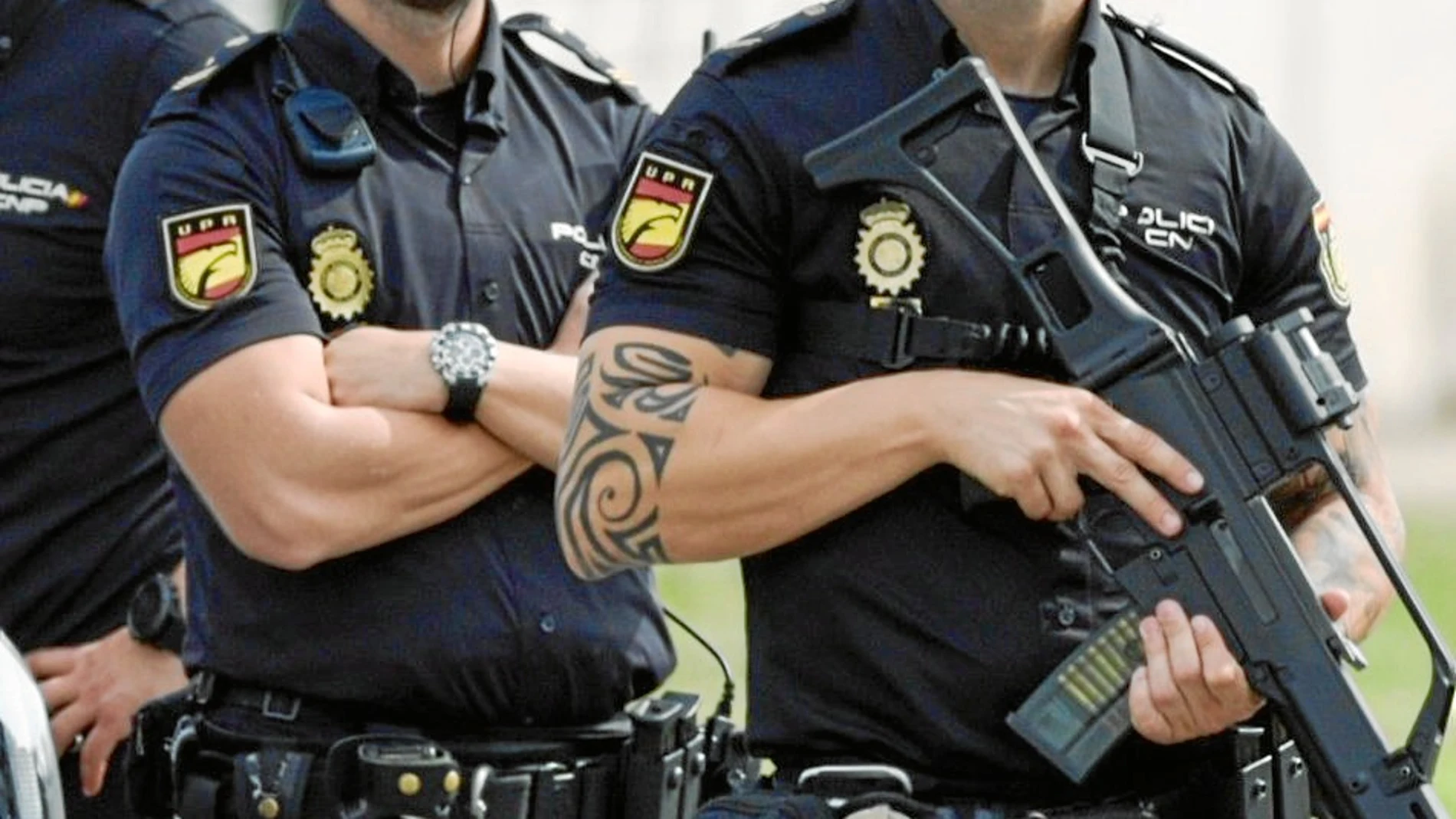 Agente de la Policía Nacional con un tatuaje