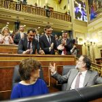 Mariano Rajoy participó ayer en la sesión de control al Gobierno en el Congreso de los Diputados. La bancada popular le recibió con una insólita ovación ante la moción de censura
