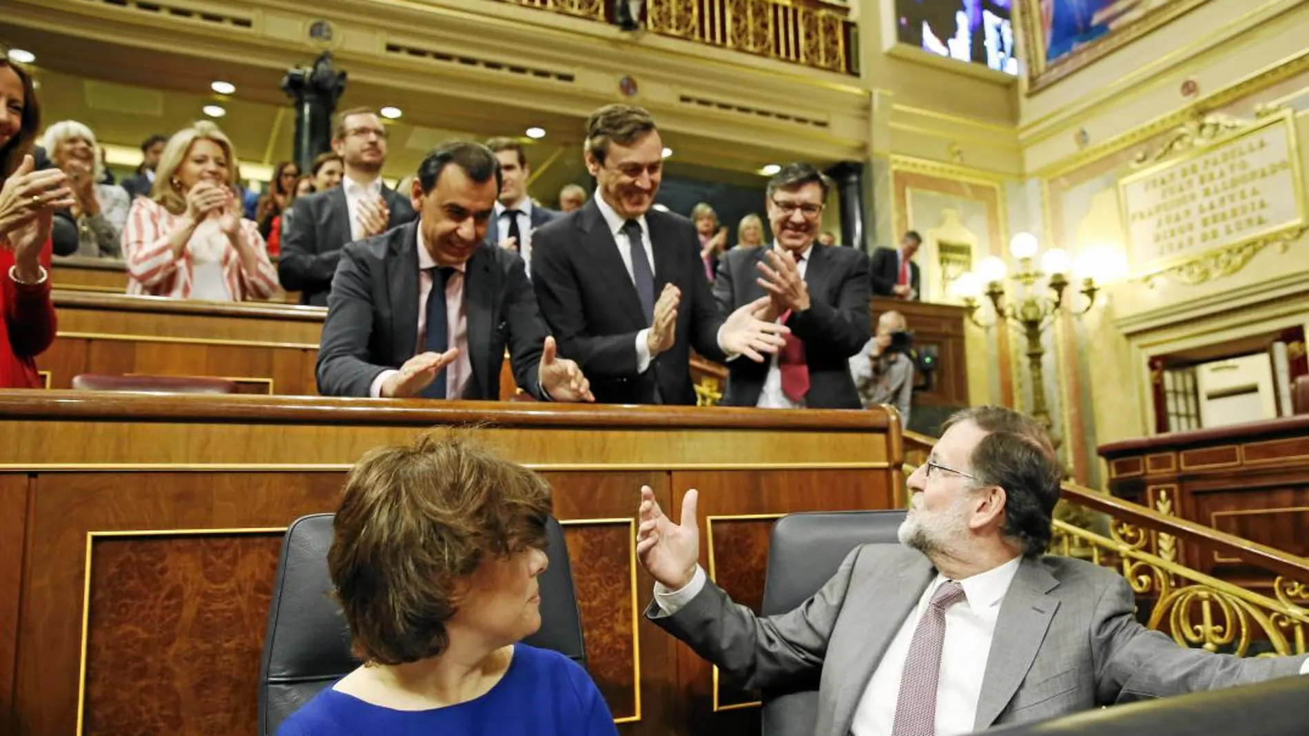 Mariano Rajoy participó ayer en la sesión de control al Gobierno en el Congreso de los Diputados. La bancada popular le recibió con una insólita ovación ante la moción de censura