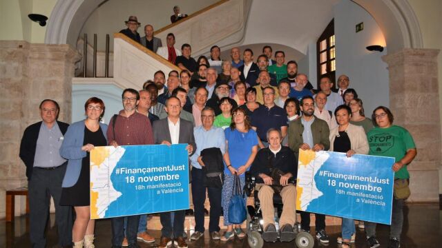 Foto de familia de todas las organizaciones asistentes a la manifestación del 18 de noviembre