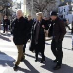 El alcalde de Valencia, Joan Ribó, pasea por la localidad valenciana de Carpesa acompañado por un concejales y vecinos de la pedanía