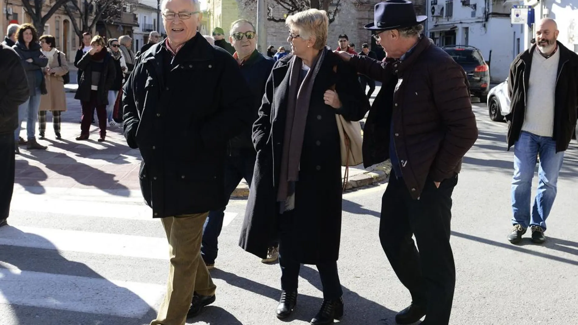El alcalde de Valencia, Joan Ribó, pasea por la localidad valenciana de Carpesa acompañado por un concejales y vecinos de la pedanía