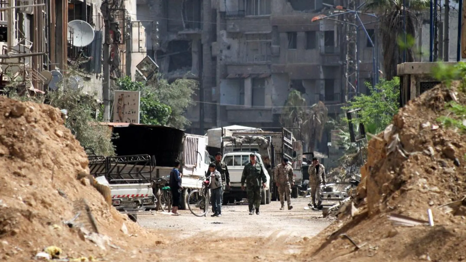 Soldados sirios en una calle de Zamalka