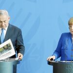 El «premier» israelí, Benjamin Netanyahu, y la canciller alemana, Angela Merkel, durante su rueda de prensa de ayer en Berlín / Ap