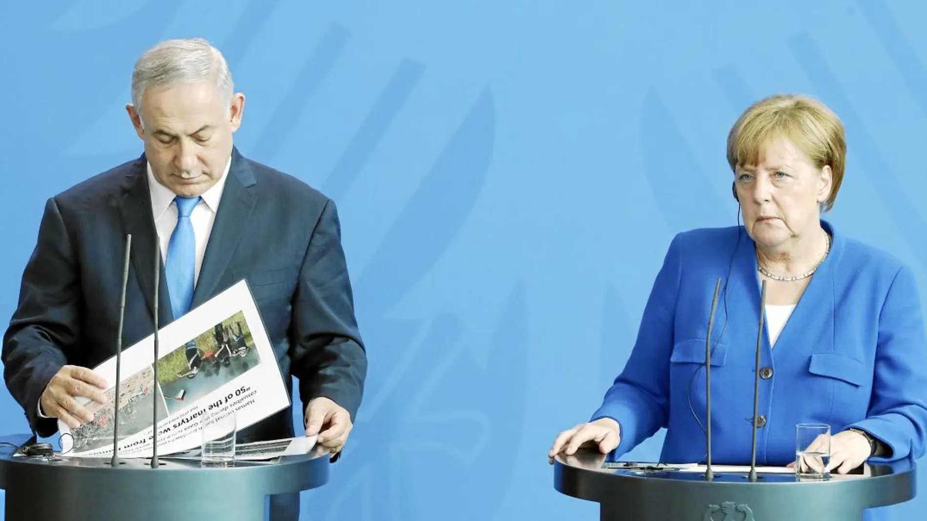 El «premier» israelí, Benjamin Netanyahu, y la canciller alemana, Angela Merkel, durante su rueda de prensa de ayer en Berlín / Ap