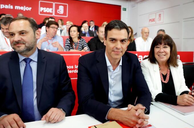 El secretario general del PSOE, Pedro Sánchez (c junto al secretario de Organización, José Luis Ábalos. Foto. Efe