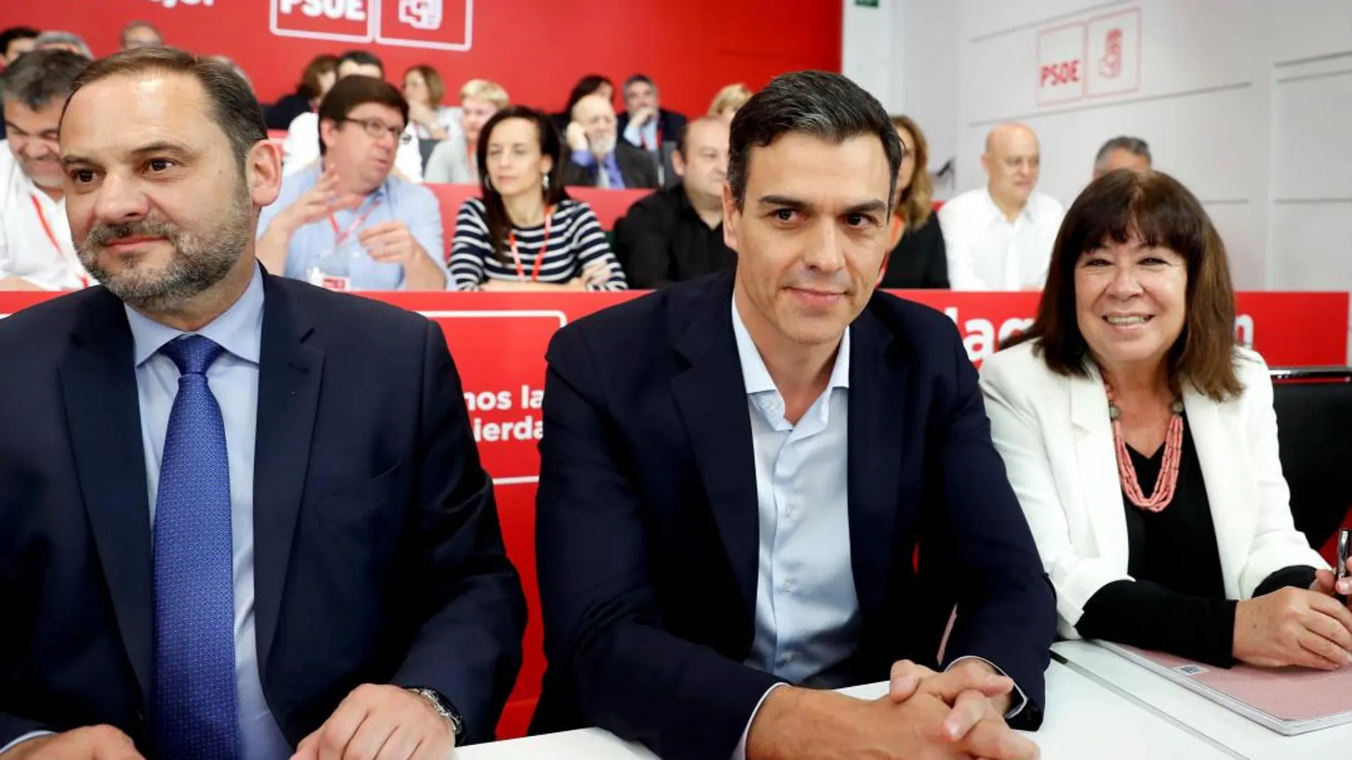 El secretario general del PSOE, Pedro Sánchez (c junto al secretario de Organización, José Luis Ábalos. Foto. Efe