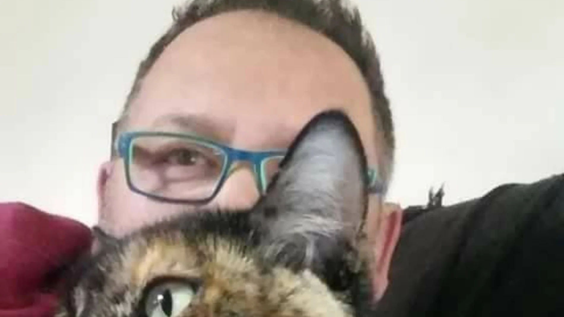Kino Navarro y su gata han sido suspendidos porque supuestamente Kino ha infringido sus propios derechos de autor.