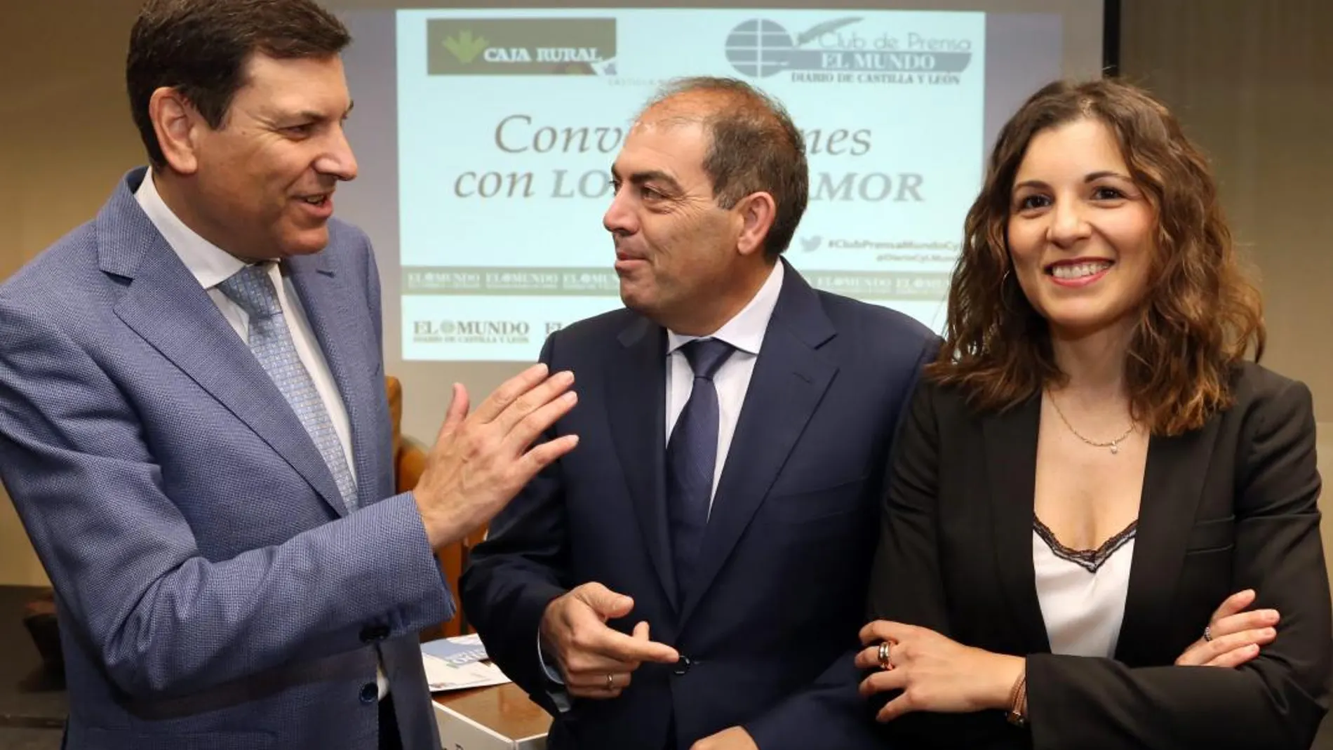 El consejero de Empleo, Carlos Fernández Carriedo, conversa con los presidentes nacional y regional de ATA, Lorenzo Amor y Soraya Mayo, respectivamente
