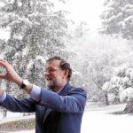 Rajoy colgó ayer en sus redes sociales una imagen en la que muestra La Moncloa cubierta por la nieve