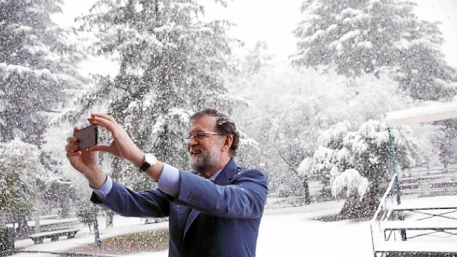 Rajoy colgó ayer en sus redes sociales una imagen en la que muestra La Moncloa cubierta por la nieve