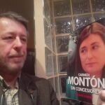 El periodista Vicent Climent con su obra «Carmen Montón, sin concesiones»