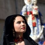 La Reina de la Huerta Mayor, Laura Navarro admiró la imagen de «La Morenica» en su romería