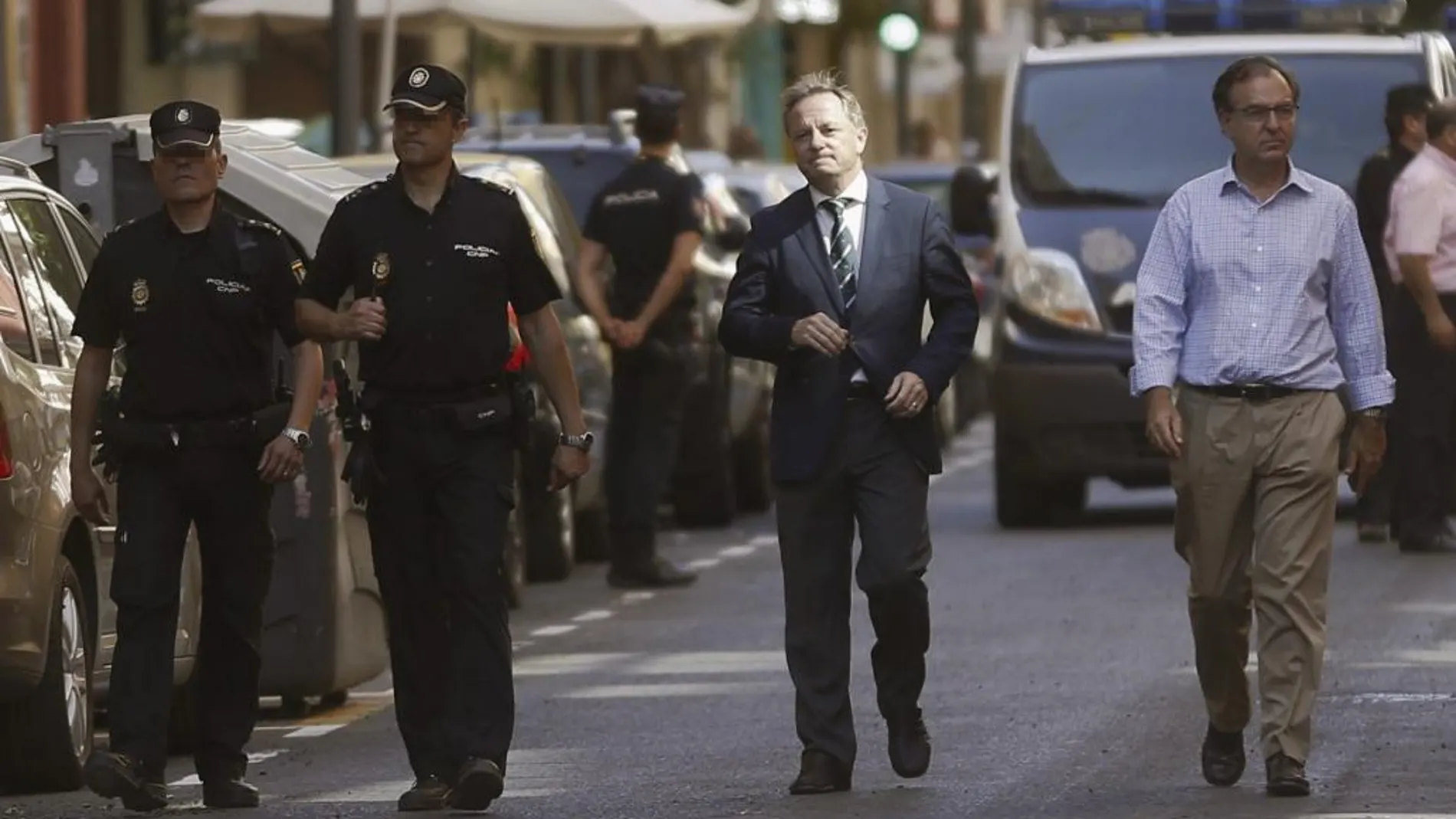 El delegado del Gobierno en la Comunitat, Juan Carlos Moragues a su llegada a la calle Sueca de Valencia/ Efe